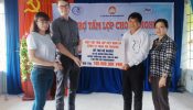 1100 tấm lợp fibro-xi măng được Hiệp hội Tấm lợp Việt Nam trao tặng các hộ nghèo tỉnh Cà Mau